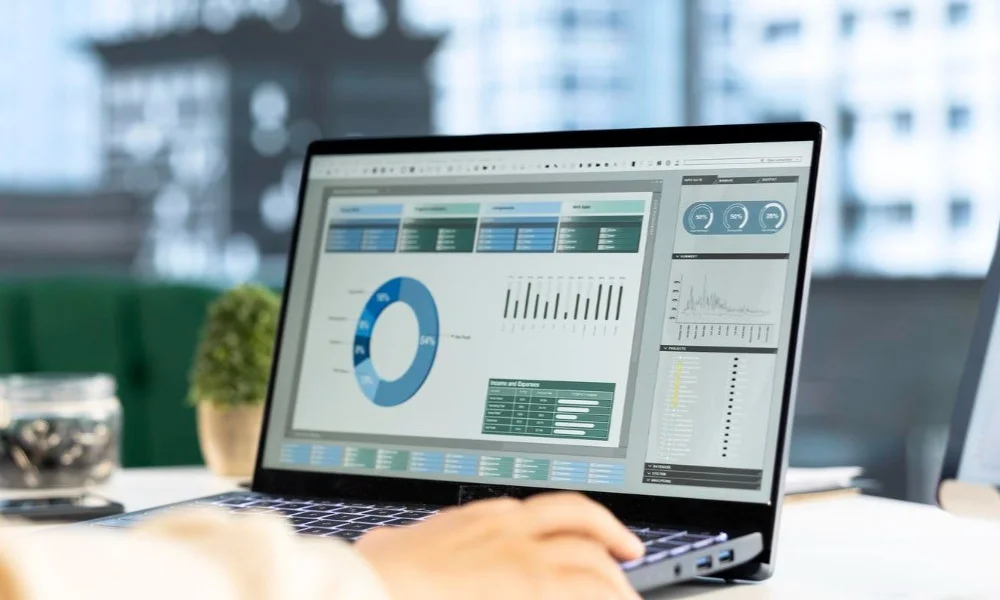 Computador portátil com software ERP instalado, mostrando gestão empresarial centralizada e automação de processos.